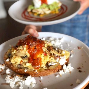 Chilli scrambled eggs, mushrooms, feta, roasted tomato relish & fried shallots! 🌶😍