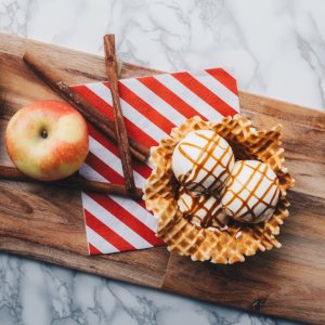 Smitten's Spiced Apple Pie flavor starts with a sweet, rich caramel from local, fresh pressed apple cider. Then we add light spices to our base including a touch of cinnamon and a splash of vanilla to take this flavor to the next level!