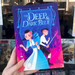 🧵This Sunday!🧵
Don’t miss Niki Smith visiting us all the way from Germany to discuss her beautiful graphic novel The Deep & Dark Blue! 
The private Kids Club meeting at 10am will be followed by a public signing at 11am!